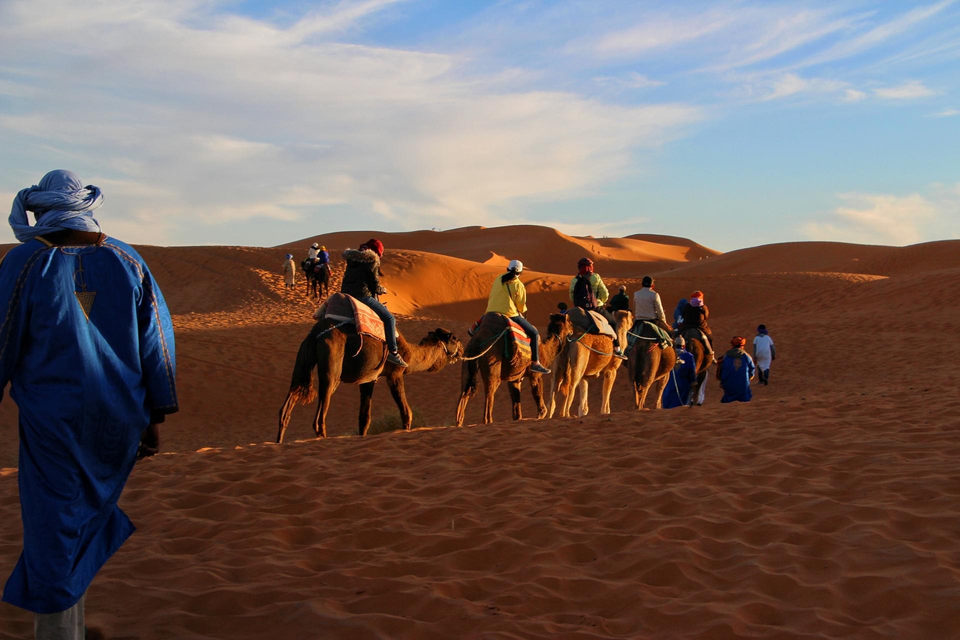 Explora el majestuoso desierto de Merzouga en nuestros Tours Desde Errachidia.