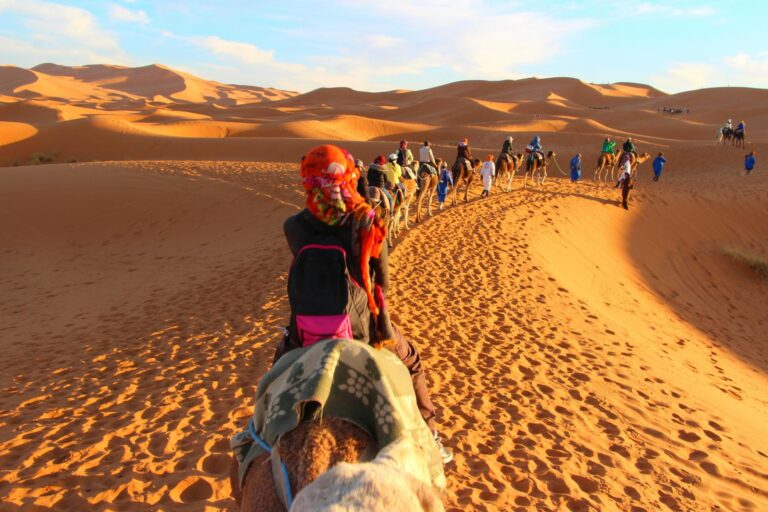 Explora el majestuoso desierto de Merzouga en nuestros Tours Desde Errachidia.