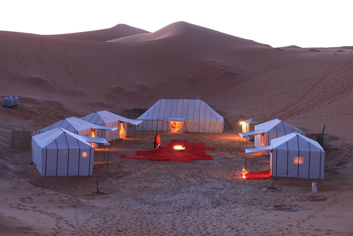 Campamento en el desierto de Merzouga durante excursiones Marruecos, experiencia única en las dunas del Sahara.